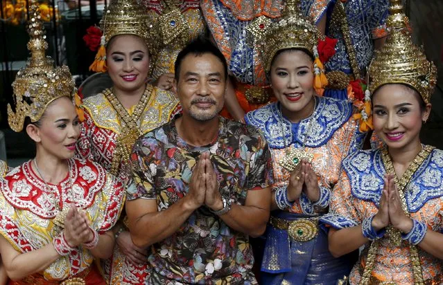 Hong Kong actor Simon Yam (front 2nd L) poses with Thai classical dancers during his visit to the Erawan shrine in central Bangkok, Thailand, September 22, 2015. Yam's visit is part of the Tourism Authority of Thailand's (TAT) campaign to restore tourist confidence. (Photo by Chaiwat Subprasom/Reuters)