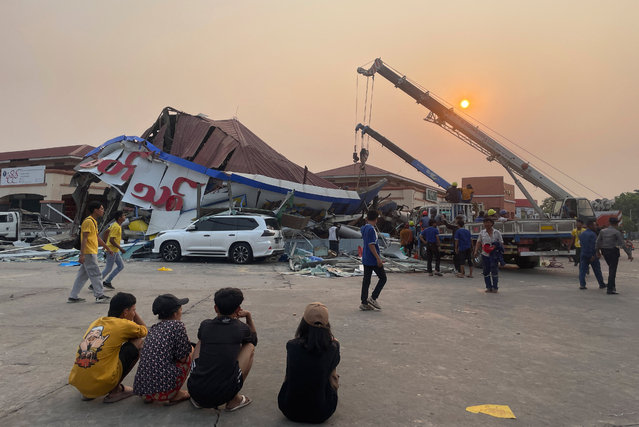 People look at damaged house at the ThaPyayGone market following an earthquake in Naypyidaw, Myanmar, 28 March 2025. Myanmar has declared a state of emergency and appealed for international aid after a 7.7-magnitude earthquake struck the country, with tremors felt in neighboring countries. (Photo by Nyein Chan Naing/EPA/EFE)