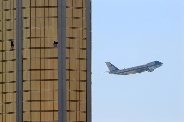 Air Force One departs Las Vegas past the broken windows on the Mandalay Bay hotel, where shooter Stephen Paddock conducted his mass shooting along the Las Vegas Strip in Las Vegas, Nevada, October 4, 2017. (Photo by Mike Blake/Reuters)
