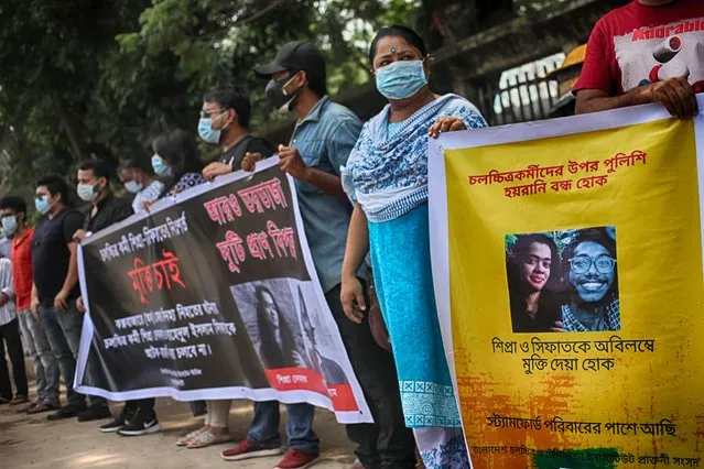 Students of Stamford University form a human chain in front of National Press Club in Dhaka, Bangladesh on August 06, 2020. As their fellow classmates who were arrested during the murder of retired Army Major Sinha Mohammad Rashed Khan in police firing. Major (retd.) Sinha was in Cox's Bazar with the students for making a documentary film, according to the media report. (Photo by Syed Mahamudur Rahman/NurPhoto via Getty Images)