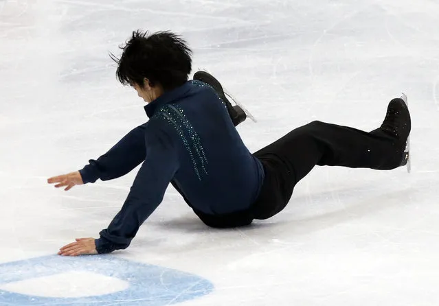 Japan's Takahiko Kozuka falls while performing during the men's free skating program at the Rostelecom Cup ISU Grand Prix of Figure Skating in Moscow November 15, 2014. (Photo by Grigory Dukor/Reuters)