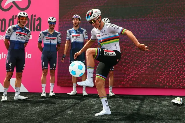 Soudal - Quick Step's Belgian rider Remco Evenepoel dribbles with a ball prior to the sixth stage of the Giro d'Italia 2023 cycling race, 162 km between Naples and Naples, on May 11, 2023. (Photo by Luca Bettini/AFP Photo)