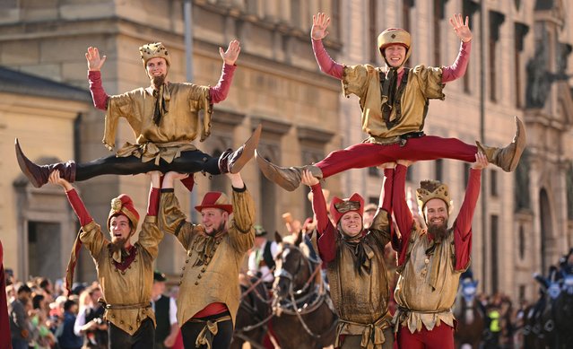 People dressed in historical clothes take part in the Oktoberfest parade in Munich, Germany on September 22, 2024. (Photo by Angelika Warmuth/Reuters)
