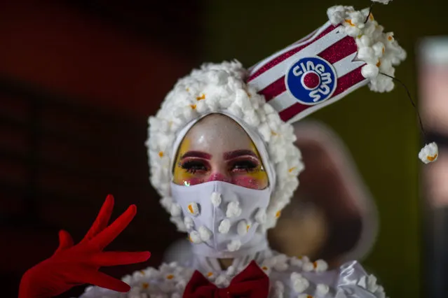 An employee in a costume poses during the reopening of a movie theater in Managua on August 28, 2020. Movie theaters reopened in Nicaragua after months of being closed due to the new coronavirus pandemic. (Photo by Inti Ocon/AFP Photo)