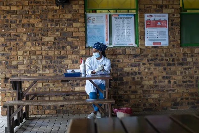 Carol Ditshego waits for patients coming for a COVID-19 test at the Ndlovu clinic in Elandsdoorn, 200 kms north-east of Johannesburg Thursday February 11, 2021. The Ndlovu center is running a study of the Johnson & Johnson COVID-19 vaccine with 602 people from the community participating. (Photo by Jerome Delay/AP Photo)