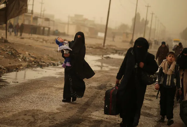 Iraqi people flee the Islamic State stronghold of Mosul in al-Samah neighborhood, Iraq December 2, 2016. (Photo by Mohammed Salem/Reuters)
