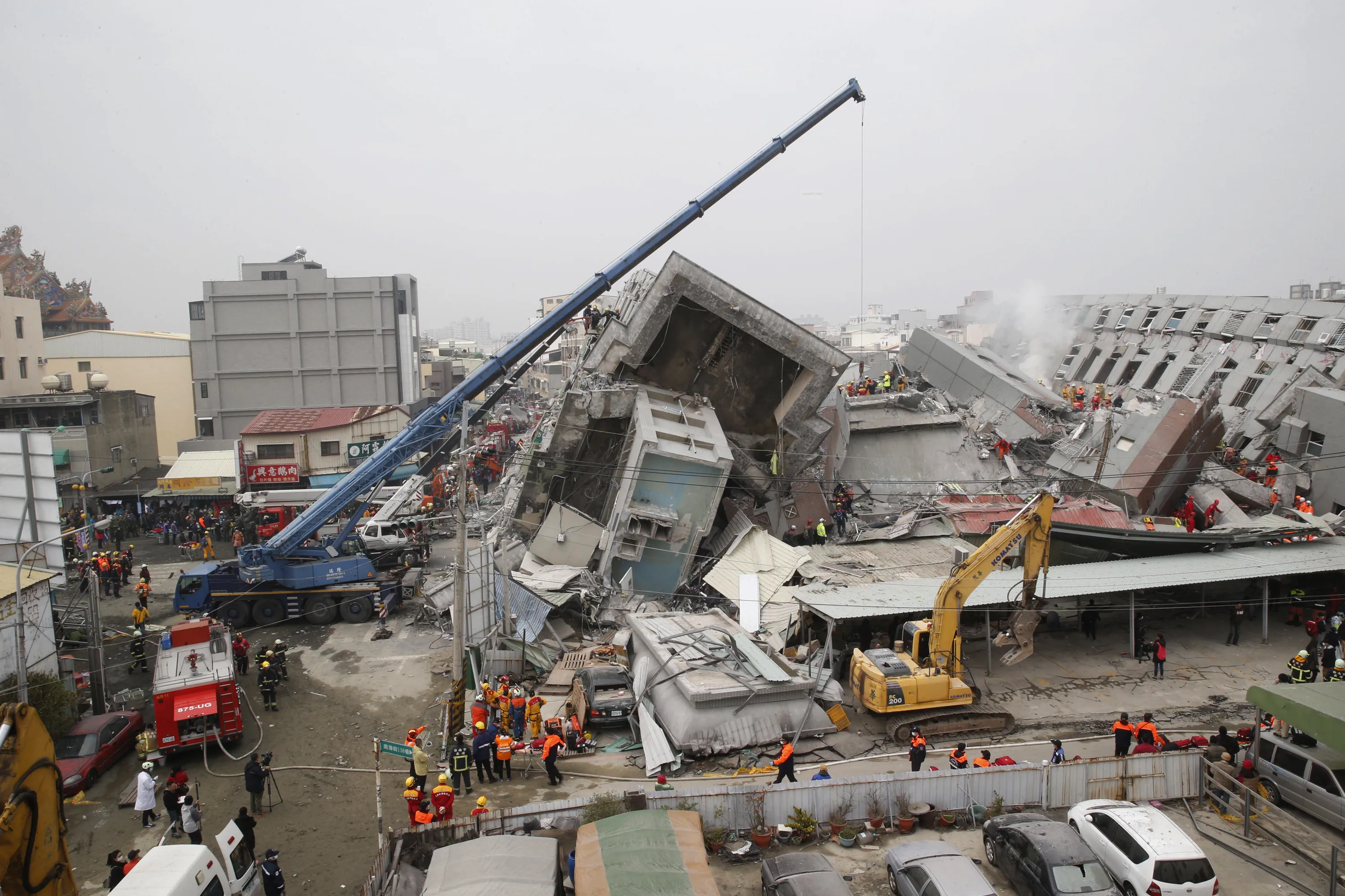 Землетрясение в тайване сейчас. Землетрясение на Тайване 1999. Разрушение домов при землетрясении. Тайбэй землетрясение. Землетрясение 9/21 на Тайване.