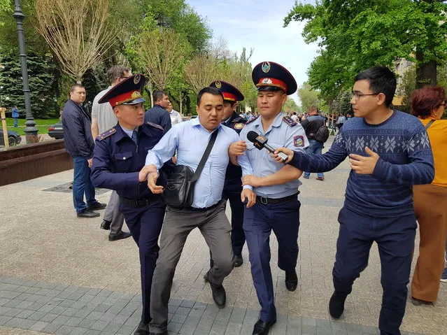 Police arrest protesters in Almaty, Kazakhstan, on May 10, 2018. Dozens of people were detained at rallies calling for the release of political prisoners in the Central Asian state. (Photo by Assylkhan Mamashuly/Radio Free Europe/Radio Liberty)