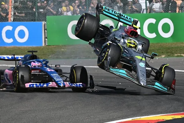 Mercedes' British driver Lewis Hamilton (R) collides with Alpine's Spanish driver Fernando Alonso (C) during the Belgian Formula One Grand Prix at Spa-Francophones racetrack at Spa, on August 28, 2022. (Photo by John Thys/AFP Photo)