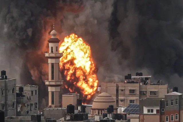 A fireball erupts after Israeli strike over Rafah in the southern Gaza Strip on December 20, 2023, amid ongoing battles between Israel and the Palestinian militant group Hamas. (Photo by Said Khatib/AFP Photo)