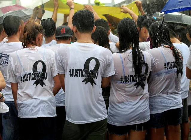 Friends of John Jezreel (JJ) David, 21, who was shot dead in what police said was an anti-drug operation, wear white t-shirts calling for the “Justice for JJ” during his funeral rites at the north cemetery in Metro Manila, Philippines February 1, 2017. (Photo by Romeo Ranoco/Reuters)