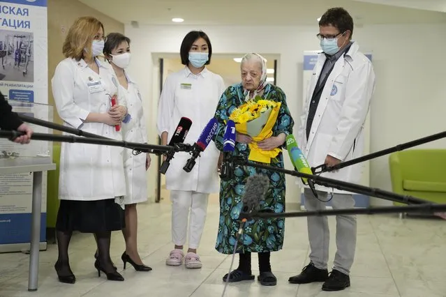 Patient Pelageya Poyarkova, 101, second from right, speaks with media as she leaves the recovery ward for COVID-19 patients at the Federal Center for Brain and Neurotechnology in Moscow, Russia, Friday, December 3, 2021. Russia has reported more than 9.7 million confirmed cases of COVID-19 in the pandemic and more than 270 thousands deaths, which experts believe could be undercounts. (Photo by Pavel Golovkin/AP Photo)