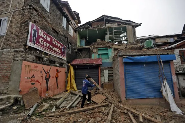 A man clears debris after his house partially collapsed following an earthquake, in Srinagar, India April 10, 2016. (Photo by Danish Ismail/Reuters)