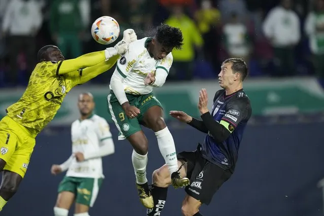 Endrick of Brazil's Palmeiras, center, scores his side's first goal against goalkeeper Moises Ramirez of Ecuador's Independiente del Valle during a Copa Libertadores Group F soccer match at Banco de Guayaquil stadium in Quito, Ecuador, Wednesday, April 24, 2024. (Photo by Dolores Ochoa/AP Photo)