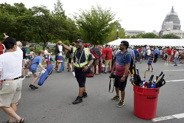 A law enforcement officer directs the crowd at a security checkpoint near the U.S. Capitol during Independence Day in Washington, July 4, 2015. (Photo by Sait Serkan Gurbuz/Reuters)