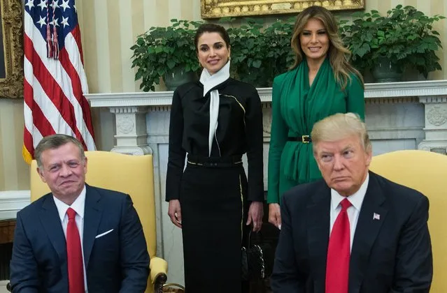 US President Donald Trump (R) meets with King Abdullah II of Jordan in the Oval Office at the White House as First Lady Melania Trump and Queen Rania look on in Washington, DC, on April 5, 2017. (Photo by Nicholas Kamm/AFP Photo)