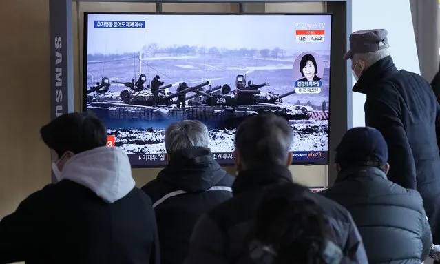 People watch a TV reporting the crisis in Ukraine during a news program at the Seoul Railway Station in Seoul, South Korea, Thursday, February 24, 2022. Russian troops have launched their anticipated attack on Ukraine. President Vladimir Putin has cast aside international condemnation and sanctions, warning other countries that any attempt to interfere would lead to “consequences you have never seen”. (Photo by Ahn Young-joon/AP Photo)