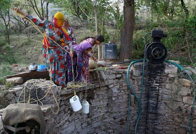 People fetch drinking water from a well, on the outskirts of Ajmer, April 18, 2017. (Photo by Himanshu Sharma/Reuters)