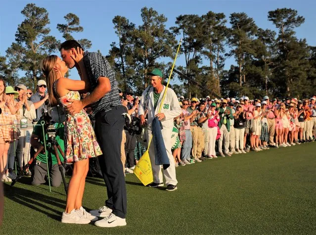 Scottie Scheffler of the U.S. celebrates with his wife Meredith Scudder after winning The Masters at Augusta National Golf Club in Augusta, Georgia, U.S. on April 10, 2022. (Photo by Brian Snyder/Reuters)
