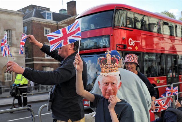 Well-wishers gather along the path that Britain's King Charles and Queen Consort Camilla will travel during the procession marking their coronation along the main streets of London, Britain in May 5, 2023. (Photo by Violeta Santos Moura/Reuters)