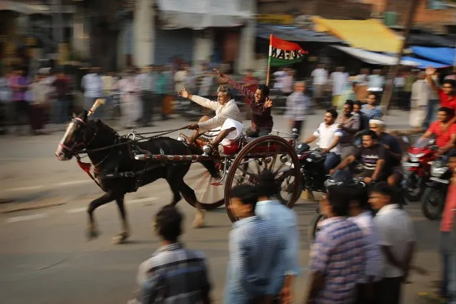 Participants race their “Ikka”, or a horse driven cart at an event in Allahabad, India , Monday, August 3, 2015. The event, organized by the “Ikka” owners, follows an old tradition where races are held every Monday of the Hindu calendar month of “Saawan”, the month that coincides with the monsoon season. (Photo by Rajesh Kumar Singh/AP Photo)