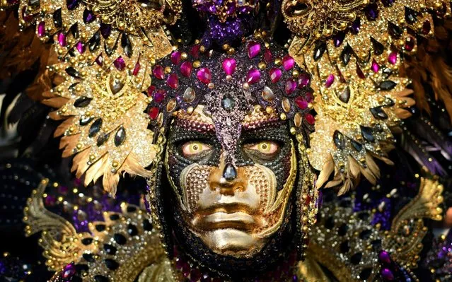 A reveller wearing a mask takes part in the Venice Carnival on February 15, 2020. (Photo by Alberto Pizzoli/AFP Photo)