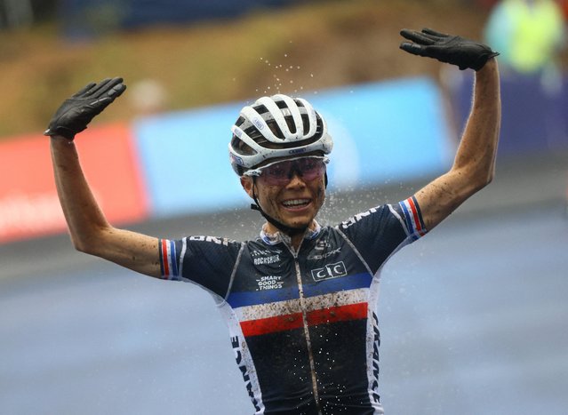 Loana Lecomte of France celebrates winning the gold medal in the Cycling Mountain Bike - Women's Cross-Country on day 10 of the European Championships Munich 2022 at Olympiapark on August 20, 2022 in Munich, Germany. (Photo by Wolfgang Rattay/Reuters)