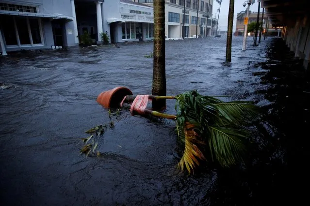 A flooded street is seen in downtown as Hurricane Ian makes landfall in southwestern Florida, in Fort Myers, Florida, U.S. September 28, 2022. (Photo by Marco Bello/Reuters)