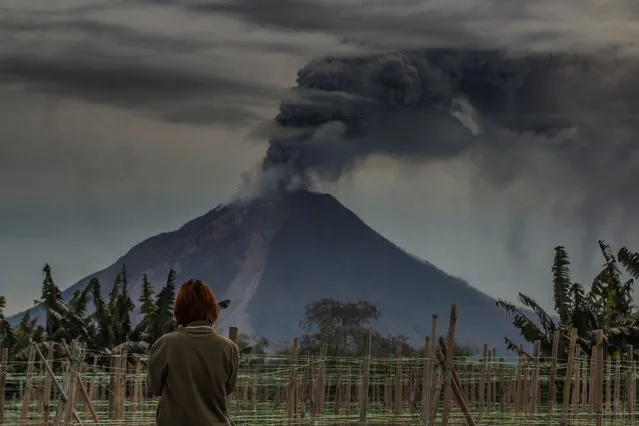 Mount Sinabung spews volcanic ash into the air during an eruption in Karo, North Sumatra, Indonesia August 31, 2016. (Photo by Tibta Perangin-angin/Reuters/Antara Foto)