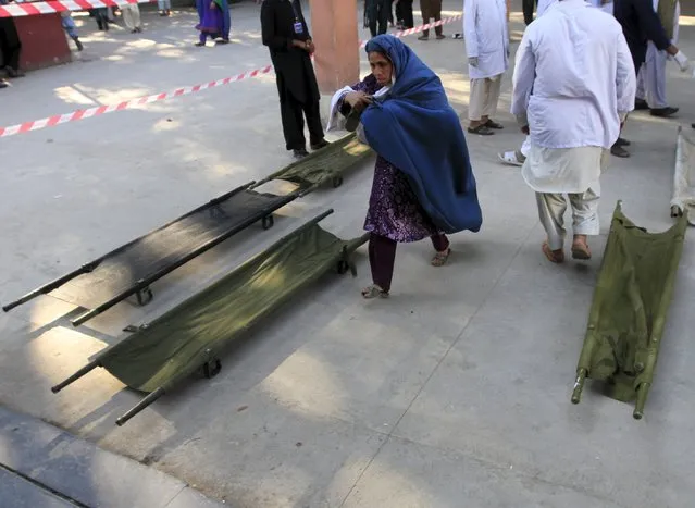 An Afghan woman rushes to a hospital to check on her daughter who was injured, after an earthquake at a hospital in Jalalabad, Afghanistan October 26, 2015. (Photo by Reuters/Parwiz)