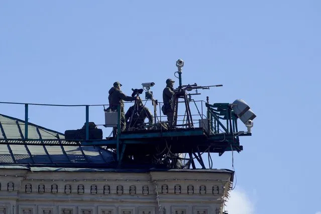Snipers are seen on the roof of a building during a military parade on Victory Day in Red Square in central Moscow on May 9, 2023. (Photo by Alexander Avilov/Moscow News Agency via Reuters)