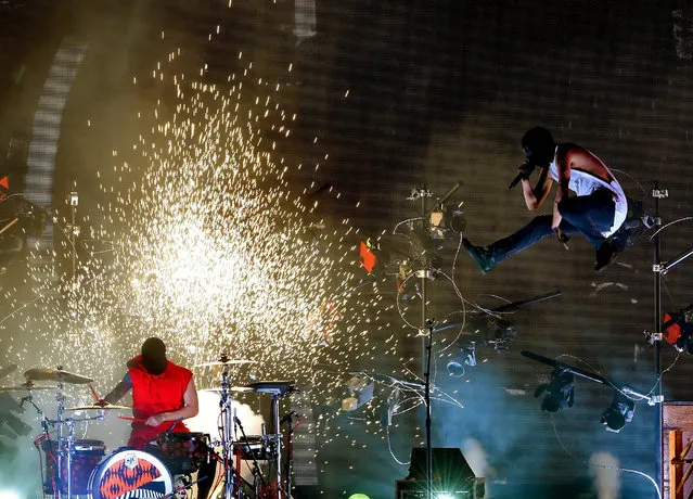 Musicians Josh Dun (L) and Tyler Joseph of Twenty One Pilots perform onstage during the 2016 American Music Awards at Microsoft Theater on November 20, 2016 in Los Angeles, California. (Photo by Kevin Winter/Getty Images)