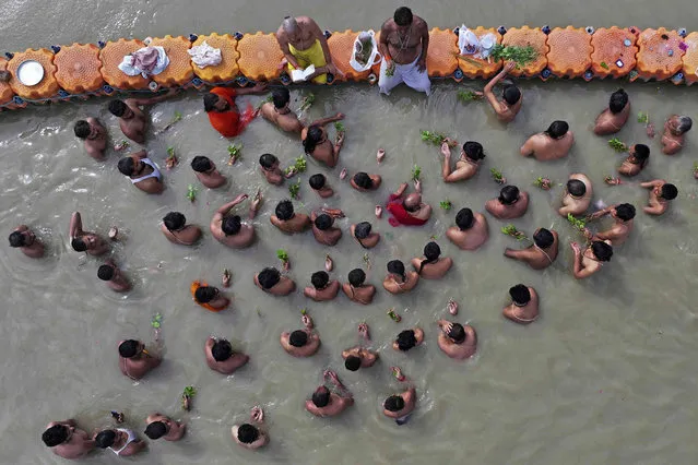 Members of Hindu Brahmin community perform the annual Shravani Puja or prayer at Sangam, the holy confluence of river Ganga, Yamuna and the mythical Saraswati, in Prayagraj , India, Wednesday, August 30, 2023. Brahmins, or Hindu upper castes, believe that performing rituals on this day will wash away their sins. (Photo by Rajesh Kumar Singh/AP Photo)