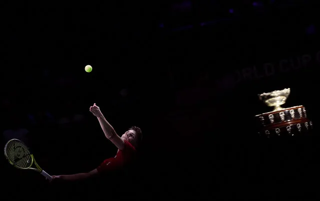 Serbia's Miomir Kecmanovic serves the the ball against Britain's Jack Draper during the first men's doubles quarter-final tennis match between Serbia and Great Britain of the Davis Cup tennis tournament at the Martin Carpena sportshall, in Malaga on November 23, 2023. (Photo by Lluis Gene/AFP Photo)