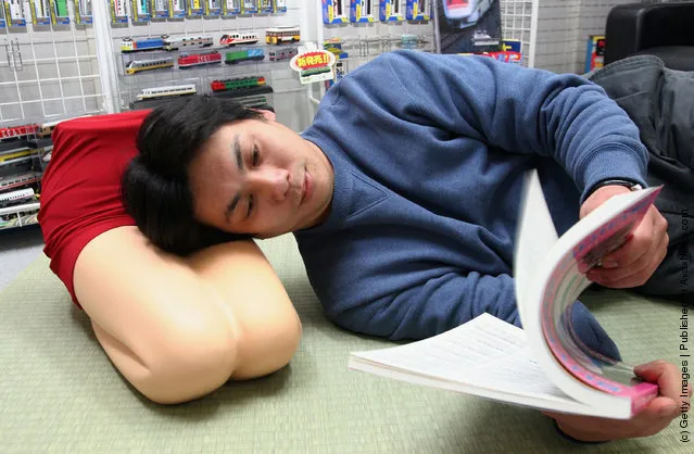 Japan's 'Hizamakura Lap Pillow,' Cushion Shaped Like Woman's Legs, Is Still  Popular Today