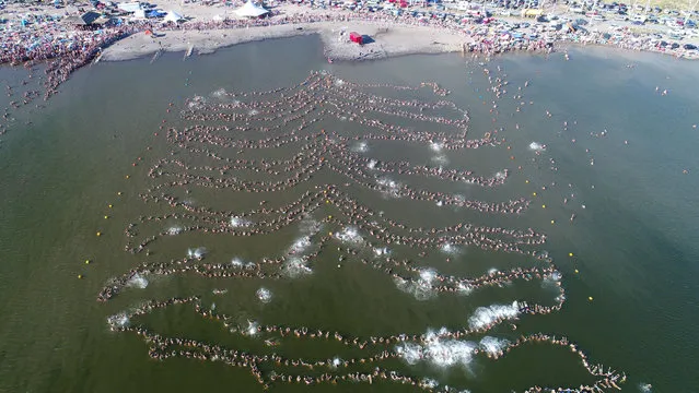 Nearly 2,000 people float in a line setting a new Guinness world record for the most people floating while holding hands in Lake Epecuen, a salty lake, near Carhue, Argentina, January 29, 2017 in this handout supplied by Prensa Municipio Adolfo Alsina. (Photo by Reuters/Prensa Municipio Adolfo Alsina)