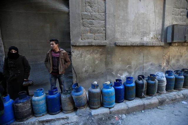 People queue to refill empty gas cylinders in Aleppo, Syria February 2, 2017. (Photo by Ali Hashisho/Reuters)