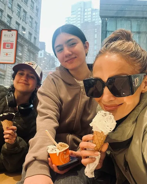 American singer Jennifer Lopez enjoys ice cream while on Spring Break with her kids and friends in the last decade of March 2024. (Photo by jlo/Instagram)
