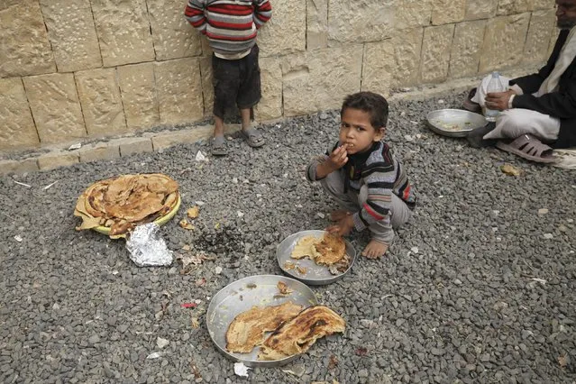 A boy eats with other internally displaced people in a school in the district of Khamir of Yemen's northwestern province of Amran May 9, 2015. (Photo by Mohamed al-Sayaghi/Reuters)