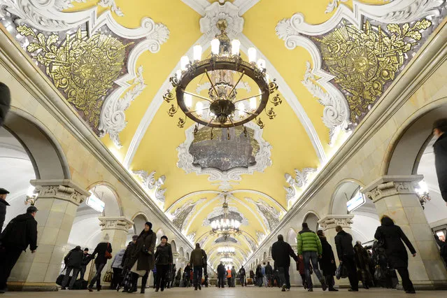 A general view of Komsomolskaya metro station of the Koltsevaya Line in Moscow subway, on November 2, 2012. The station was opened in 1952. (Photo by Kirill Kudryavtsev/AFP Photo)