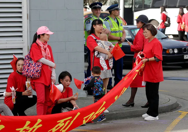 Police stand near members of the Chinese community as they wait for the arrival of Chinese Premier Li Keqiang in Wellington, New Zealand, March 26, 2017. (Photo by Anthony Phelps/Reuters)