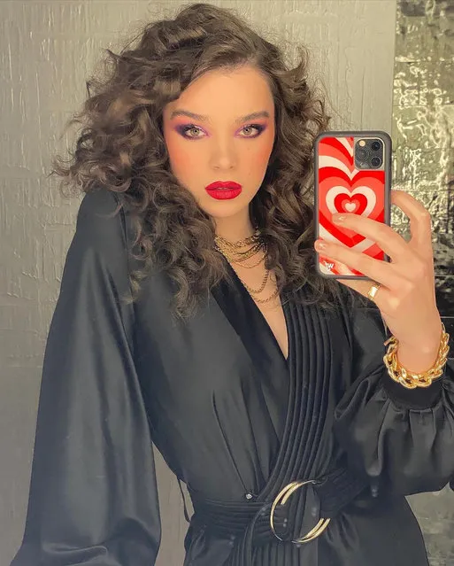 American actress Hailee Steinfeld shows off her over-the-top makeup job in the first decade of February 2022. (Photo by haileesteinfeld/Instagram)