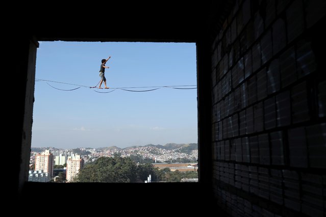 Vitor Mazara, 29, walks on a highline attached to 14-story unfinished buildings in Sao Bernardo do Campo, Brazil, August 18, 2019. (Photo by Amanda Perobelli/Reuters)