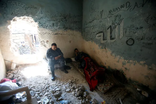 Iraqi Federal Police members rest during a battle with Islamic State militants in Mosul, Iraq April 4, 2017. (Photo by Khalid al Mousily/Reuters)