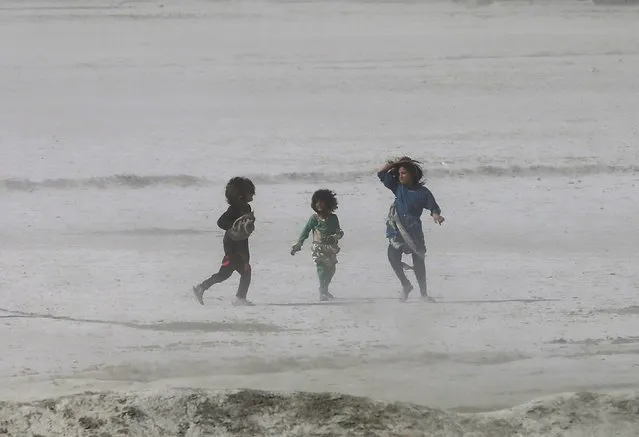 Afghan children walk during a dust storm in Kabul, Afghanistan May 25, 2015. (Photo by Mohammad Ismail/Reuters)