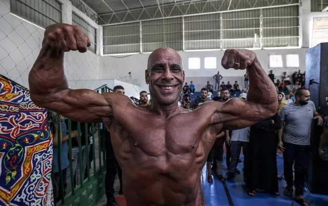 A Palestinian contestant poses for a picture during a local bodybuilding championship in Gaza City on October 1, 2022. (Photo by Mahmud Hams/AFP Photo)
