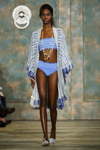 A model presents a creation from the Tory Burch Spring/Summer 2016 collection during New York Fashion Week in New York, September 15, 2015. (Photo by Eduardo Munoz/Reuters)