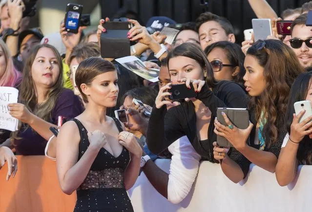 Actress Kate Mara greets fans as she arrives on the red carpet for the film “Man Down” during the 40th Toronto International Film Festival in Toronto, Canada, September 15, 2015. (Photo by Mark Blinch/Reuters)