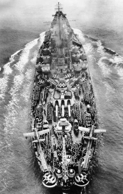 The U.S.S. Indiana is seen with sailors lining her deck as she enters San Francisco bay passing under the Golden Gate Bridge on October 6, 1945. The ship was carrying 879 Navy and Marine personnel as passengers and was the first of the warships to return from the Pacific area. (Photo by AP Photo)