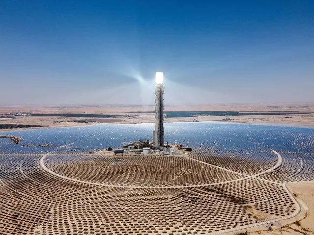 Ashalim solar power station in the Negev desert, near kibbutz Ashalim, southern Israel, 19 July 2022. The Ashalim solar power station have the capacity of 121 megawatts by 50,600 computer-controlled heliostats and a Solar power tower strong enough to power 120,000 homes and producing 320 GWhr of energy per year. (Photo by Abir Sultan/EPA/EFE)